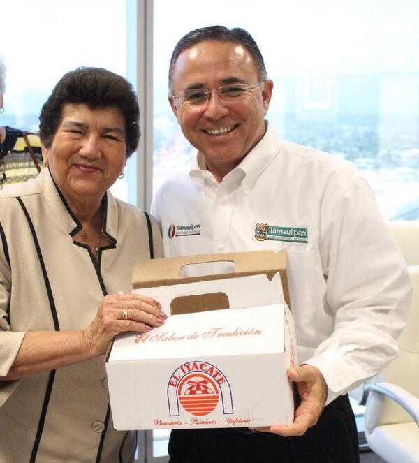 HomerodelaGarza's tweet photo. Y me trajo Magda Peraza unos deliciosos bísquetes del famoso Itacate de #Tampico! Pa' destrozar la dieta!!! Gracias! http://t.co/tbJB4ZuZt8