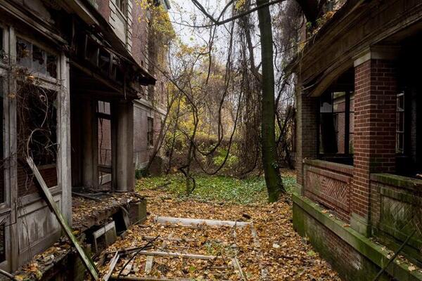 ScaryPIaces's tweet photo. Top 10 Abandoned Places On Earth! (Damn #7 is so creepy !!😮😱)
 
See here 👉http://t.co/hZlohnqq0m

. http://t.co/0RkLnYp2BC