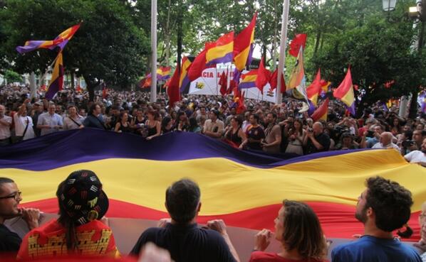 elmundoes's tweet photo. Así transcurren las concentraciones republicanas en las ciudades andaluzas http://t.co/qfBBQUOls5 (Foto:C.Márquez/EM) http://t.co/9Es8cab0LY