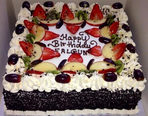 egglesscakeshop's tweet photo. Fruit cakes http://t.co/uxDagZGqLO