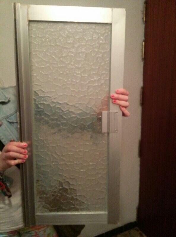 anamateosramirz's tweet photo. Para que luego digan q los cristales no aguantan nada.El nuestro: una caida desde un 3° y sale ileso @cristinalozar93 http://t.co/hlNglpts3K