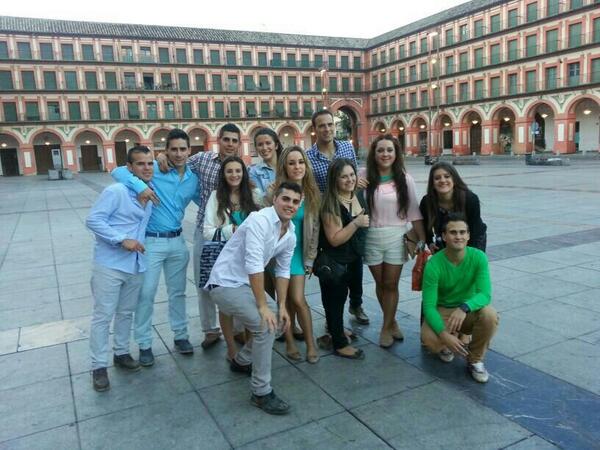 2tManutorres's tweet photo. Fotaza en plaza de la Corredera!!! http://t.co/CxJTNJR9Oo