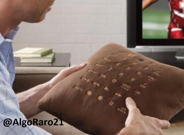 AlgoRaro21's tweet photo. Control de televisión en forma de cojín. $42 http://t.co/kNN1R8EY5L