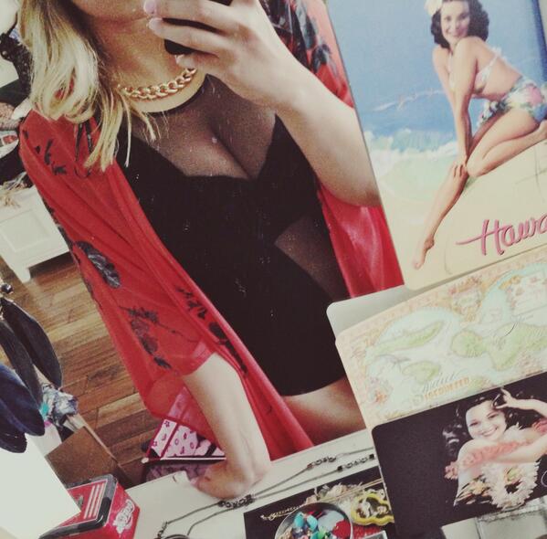 hollingsea's tweet image. tryna find the perfect outfits for this weekend. #2muchwork