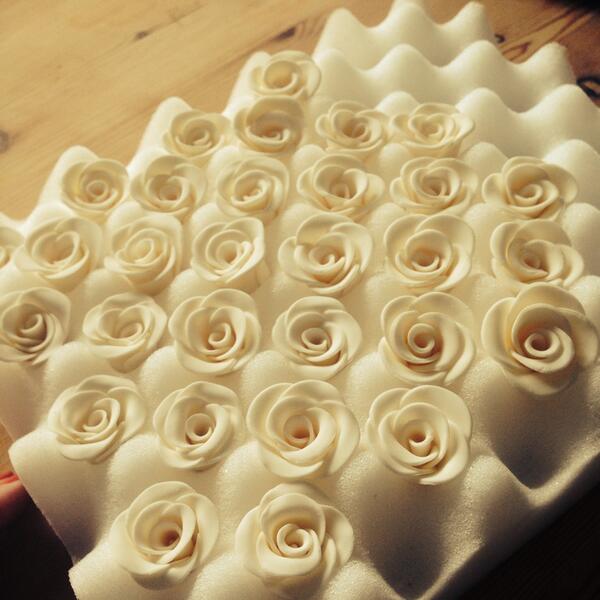 sweetobscakes's tweet photo. #sugarroses for #vintagewedding in #essex #brentwoodcakes http://t.co/SbJO4UIS1M