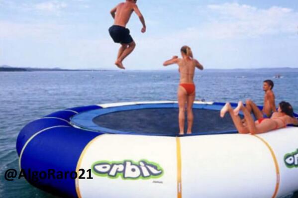 AlgoRaro21's tweet photo. Trampolín acuático.$799 http://t.co/Ss2BRElDej