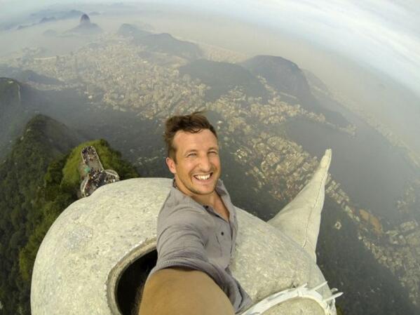 C5N's tweet photo. ¿La selfie más original? Un fotógrafo británico logró trepar hasta la cima del Cristo Redentor http://t.co/5WcymYI2x1 http://t.co/DmW1ceSV97