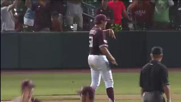 ScaryMcCrary's tweet image. You can practice that sign all the way back home #hookem