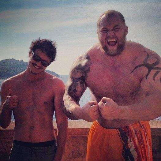 juegotronosplus's tweet photo. Sabemos que estáis impresionado pero, no os preocupéis. En el fondo,Oberyn y Gregor son muy amigos.
Vía @PedroPascal1 http://t.co/RZjdAi6JXy