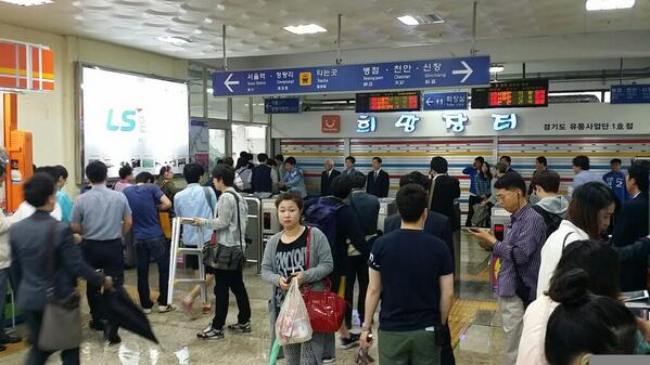 김진표 경기도지사후보
수원 성균관대역에서 인사드리고 있습니다.
김한길 당대표, 손학규 총괄선대위원장, 김상곤 선대위원장 염태영 수원시장 후보가 함께하고 있습니다.
#김진표_듬직캠프