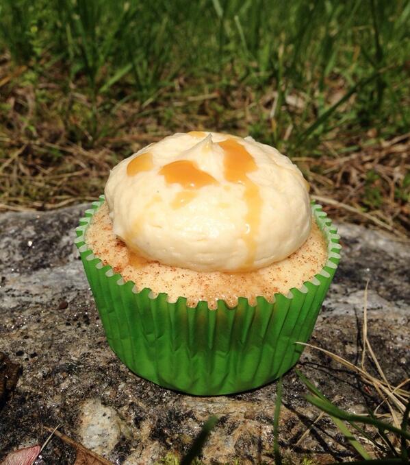 Caramel Apple Cupcake sweethippos.com #yum #cupcakes #apples #caramel #love