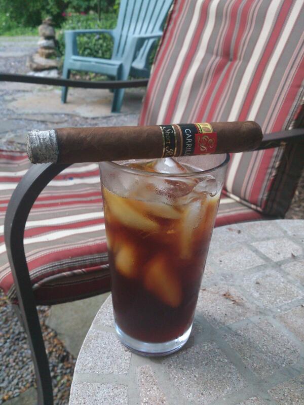 CigarArtNet's tweet photo. Beautiful night with an ice coffee and a good smoke. http://t.co/GgSB0I2bgJ