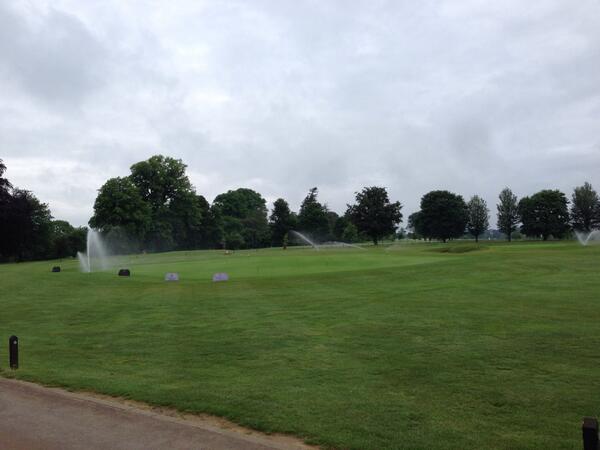 HPRGOLF's tweet photo. Even the sprinklers are out to play #signofsummer http://t.co/O7mwFfoCKR