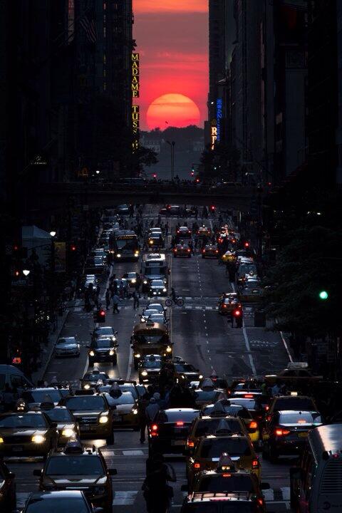 HechosEnElMundo's tweet photo. Puesta de sol en la calle 42, durante la aparición bianual del llamado "Manhattanhenge" en Nueva York, 29  mayo 2013. http://t.co/r9xtbior69