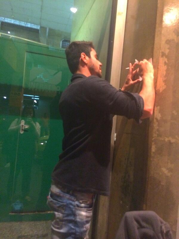 votediegogrossi's tweet photo. RT @Free_Chiken: Neném da Fran @ImFranAlmeida autografando😊 http://t.co/17P0rnJNDt