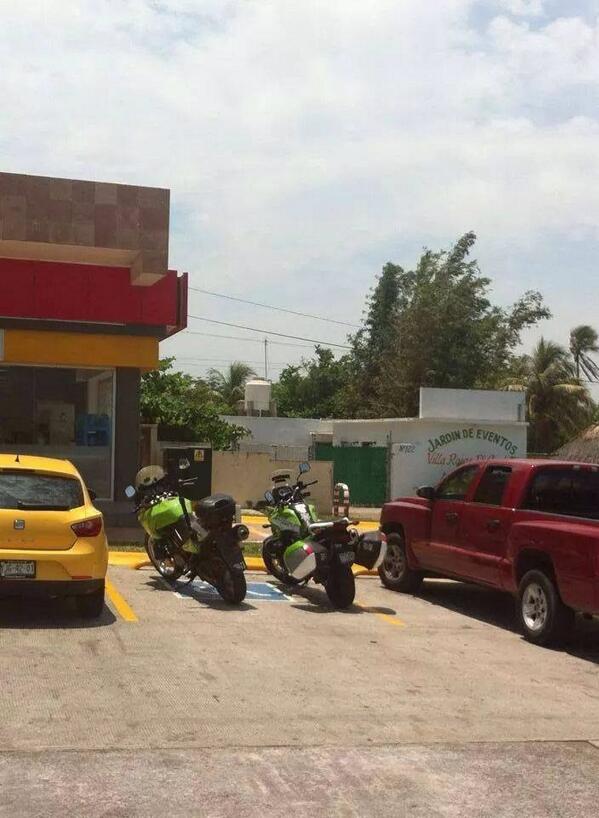 Edson_Valle's tweet photo. @lopezdoriga como ves a los oficiales de transito en Veracruz? Que ejemplo no? Saludos teacher! http://t.co/LqGhliSvjj