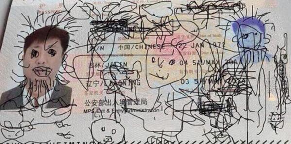 Le_NouvelObs's tweet photo. Son fils gribouille sur son passeport, il reste coincé à l'aéroport >> http://t.co/ealt4vmMZK http://t.co/KjLwt0iSS2