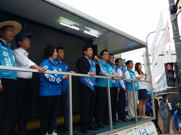 김진표 경기도지사후보
파주 금촌역에서 유세중입니다.
이인재 파주시장후보와
윤후덕의원 박정 위원장 
그리고 지역의 새정치민주연합 후보자가
모두 모였습니다.
#김진표_듬직캠프