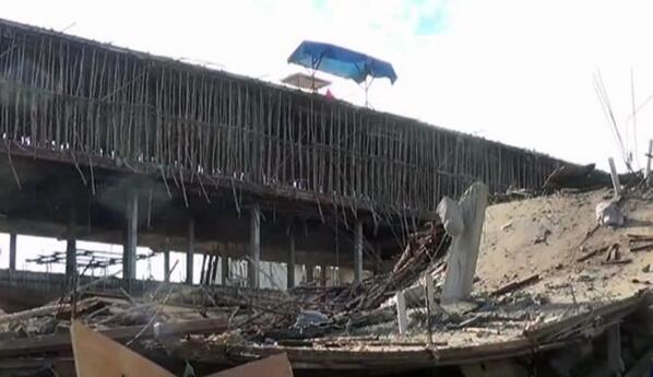 "<a href="/VIVAnews/">VIVAnews</a>: FOTO: Ruko Ambruk di Samarinda, Seratusan Orang Tertimbun goo.gl/zDYl53 "