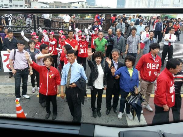 [지금 만나러 갑니다] 3시5분 대전역."가족이 행복하고 동네가 즐거운 '공동체 도시'를 만들겠습니다." 박성효 후보가 외치자, 시민들이 외칩니다."믿습니다." saenuriparty.kr
