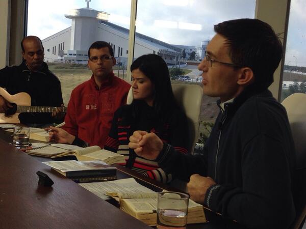 Toma a sua história nas mãos e recomece na presença de Deus. O Espírito Santo vai te impulsionar.