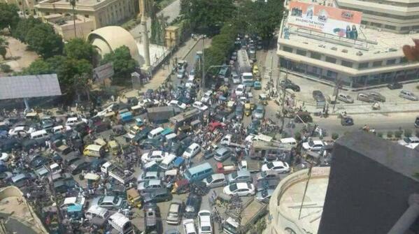 SanamBalochfans's tweet photo. #Karachi's traffic update ... #AltafHussainArrested in #London. #Pakistan http://t.co/4h8HJoekUU