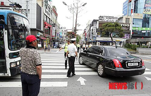 blackboxmath's tweet photo. "@sws67890: 충북에서 경찰이 정상 주행하는 시내버스 등 차량을 수신호로 멈춰 세운 뒤 새누리당 나경원이 탄 차량의 '횡단보도 좌회전'을 돕는 만행을 저질렀군요. 정말 최악의 집단 http://t.co/nLWutbyISC" 딸랑딸랑 견찰!