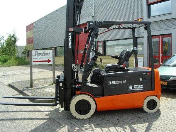 Ausma-Vorkheftrucks tweet media