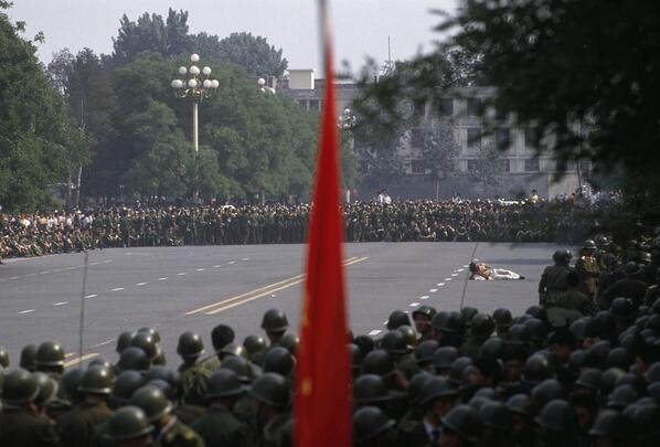 1989年6月3日下午3点半，受伤的抗议者倒在被清场的人民大会堂前面的马路中央。看看他周围多少“暴兵”！他还活着吗？<a href="/prchovanec/">Patrick Chovanec</a> June 3, 1989, 3:30pm  Great Hall of the People