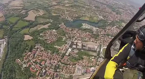 Il lancio degli alpini paracadutisti a #Pordenone durante #alpiniadunata youtu.be/7VNLicCst_8