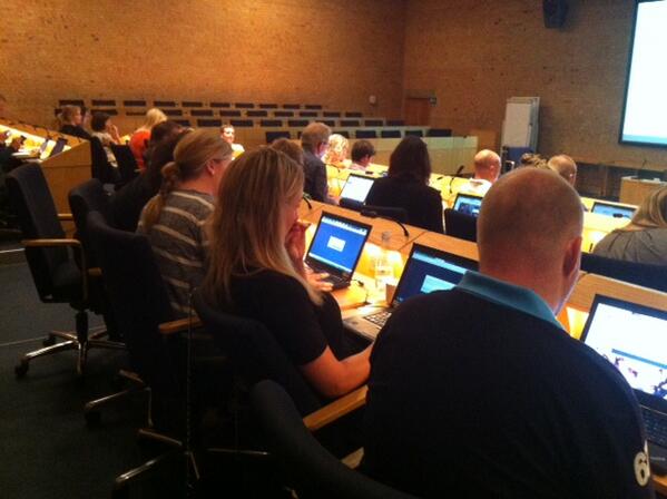 KeldVrAndersen's tweet photo. En sal fuld af journalister forsøger at lytte og tænke og skrive og diskutere på samme tid. #sommerworkshop http://t.co/xBhlcKEMkU