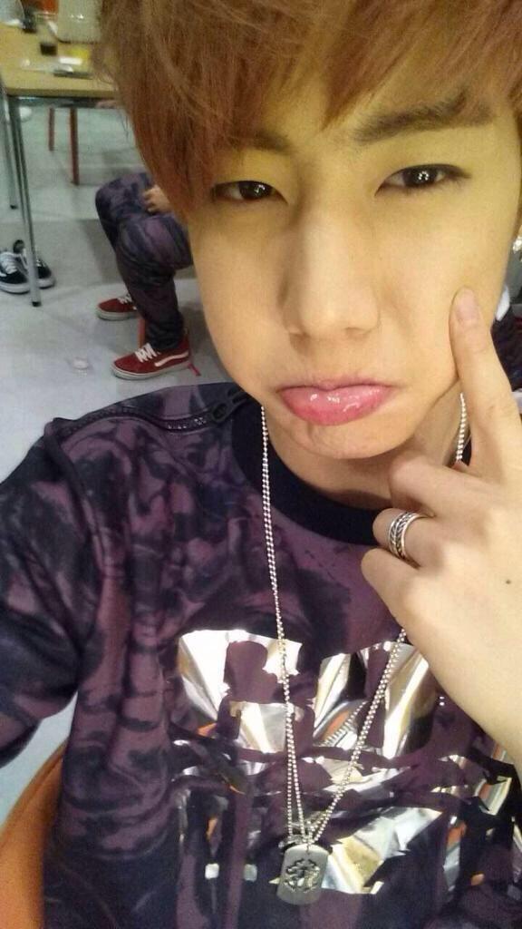 GOT7TH's tweet photo. [❤️]140603 Mark GOT7 Japan mobile siteQ.ฝนตกรองเท้าคู่โปรดเปื้อนหมดแล้ว!! ช่วยแสดงสีหน้าตอนนั้นหน่อย!Cr.YOUNGJAE_CUT http://t.co/GK6YrEDQFs