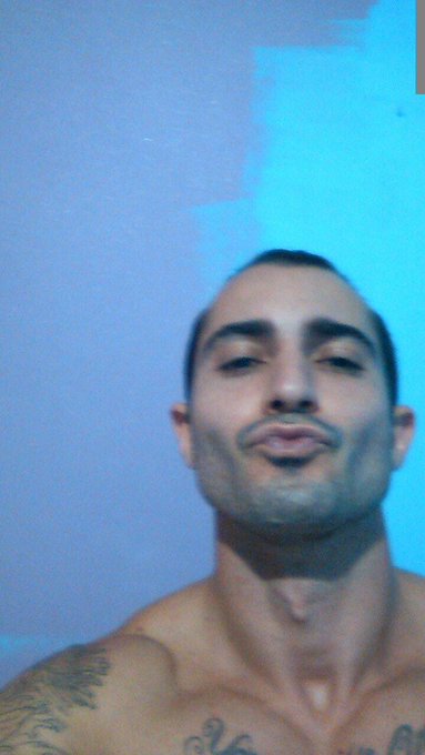 Buenos d&iacute;as people, parezco un ni&ntilde;o Chico pintado el cuarto jajajajaja http://t.co/4GgQuVHnUV<a href="/tag/goodnight"class="tags"><span>#goodnight</span></a>