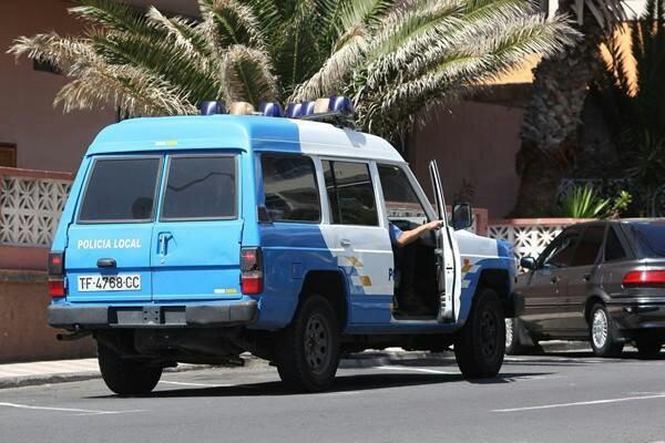 PoliciaGuimar's tweet photo. Detenido por J.A.G.R de 63 años como presunto autor de un Delito de Lesiones por agredir a su esposa ayer en Güímar. http://t.co/N7L9Z0Apu3