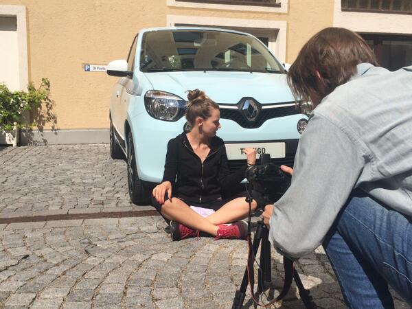 RenaultDE's tweet photo. Ganz entspannte Position. #AutoYoga ^Fa #Twingo http://t.co/7BTBsY5j6d