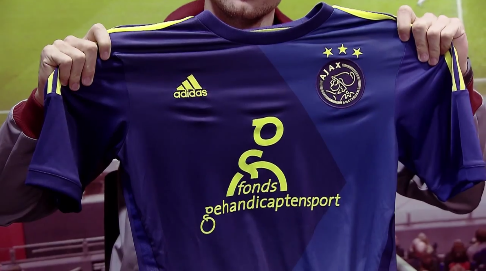 Ajax1.nl "Het uitshirt heeft veel weg van het shirt uit 2010/2011. Opnieuw blauw geel. Zouden jullie het shirt kopen? http://t.co/kKeAX8GEGX" / Twitter