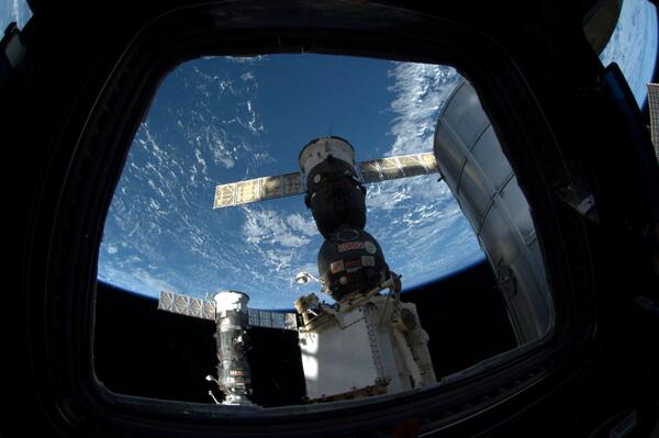 Astro_Alex's tweet photo. Als Geophysiker bin ich froh zu sehen das die Erde tatsächlich rund ist! #BlueDot http://t.co/JUDb5tABgt