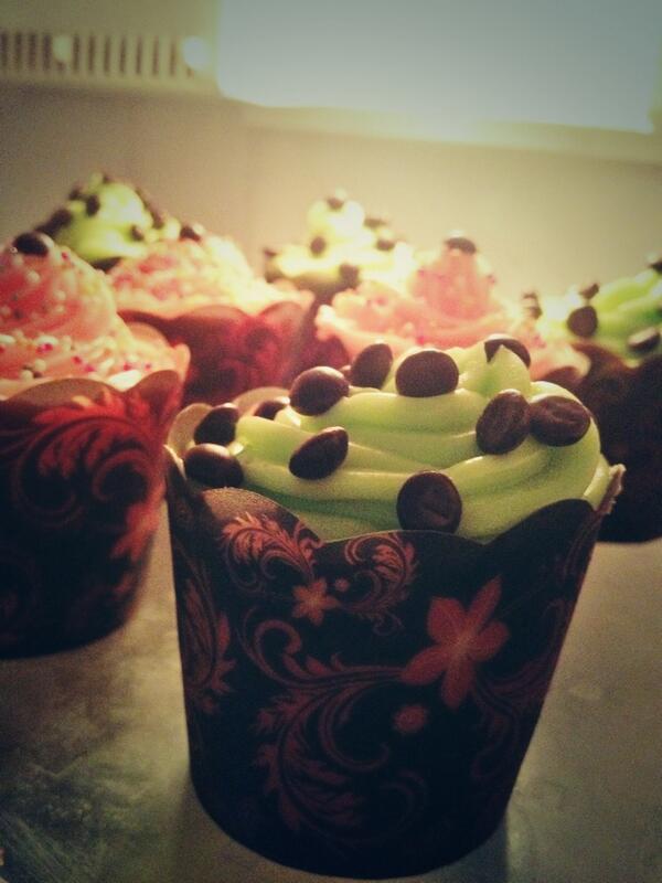 Memesprameswari's tweet photo. Finally, ten cupcakes ready to be served tonight ! http://t.co/fg0QGZ5k7z