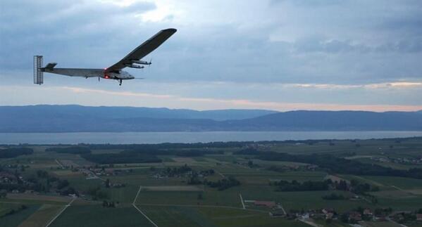 antena3com's tweet photo. Este avión solar dará la vuelta al mundo sin combustible. Ya ha hecho su 1er vuelo inaugural http://t.co/Ej5mvGWuQ6 http://t.co/sNa1MzN4vt