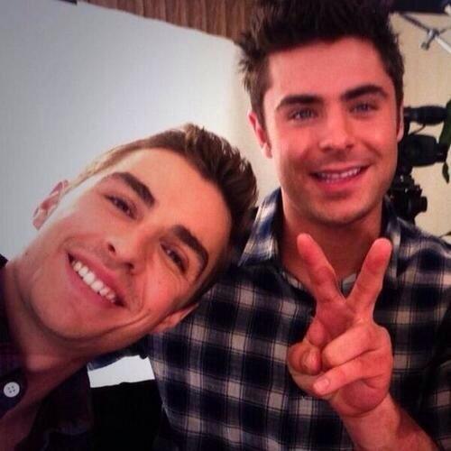 DeltaPsiBeta's tweet photo. Greetings from the hottest boys in Delta Psi. 😎 http://t.co/izLUeDMy6X