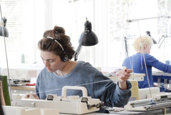 Sommarkurser! 
-Tapetserarhantverk -Maskinstickning -Varmsmide av Järn -Silversmide/Smyckessmide 23-27/6 steneby.se