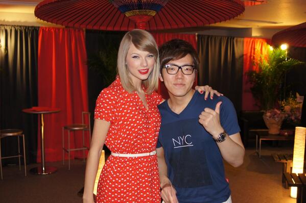O Xrhsths Hikakin ヒカキン Youtuber Sto Twitter Taylor Swift Hikakin テイラー スウィフトさんにお会いしました 少しお話させて頂いたんですが ほんと超綺麗でめちゃくちゃ優しかったです 名前入りでサインも頂きました Liveでは本当に沢山刺激頂き