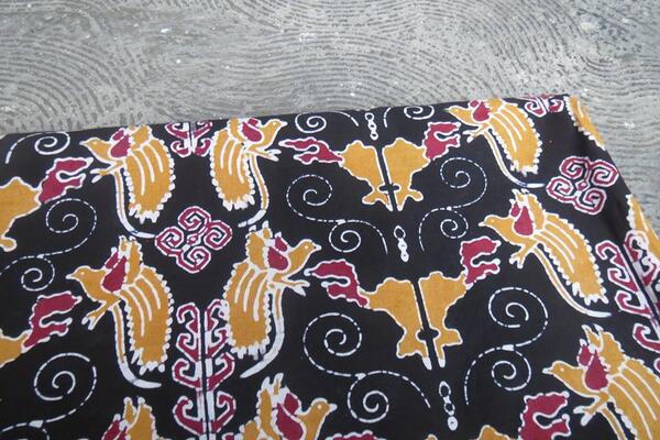 Batik ini kami beri nama Batik Cendra Papua. Ukuran 225 cm x 115 cm. Bisa pesan sesuai warna kesukaanmu. Yuk order!