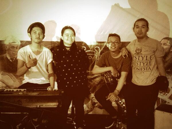 Emigo_Official's tweet photo. Perform akustik with #RadarBanjarmasin 🎷 http://t.co/ukb2xPoIDF