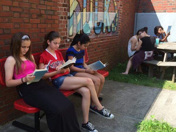 NLDeStefano's tweet image. Period 3 #randomactsofreading @MineolaMS1