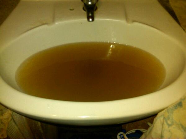 VirginiaMis's tweet image. Así sale el agua en los guayos