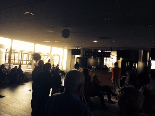 SynColeOfficial's tweet image. total power blackout @ airport. But even more fun that Win XP logos appear on flight info screens on boot #Hello2014