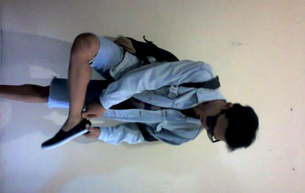 Baju: melvant ,celana :jins ,sepatu : vans , jaket : jins ,tas :ivory ,kacamata ,nocturnal