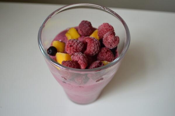 Amandamanda780's tweet photo. Nyttigt mellanmål, Amandas special 💗 mango, hallon, blåbär, kvarg; vanilj och naturell yoghurt (mixa) http://t.co/12eU1xlDAi