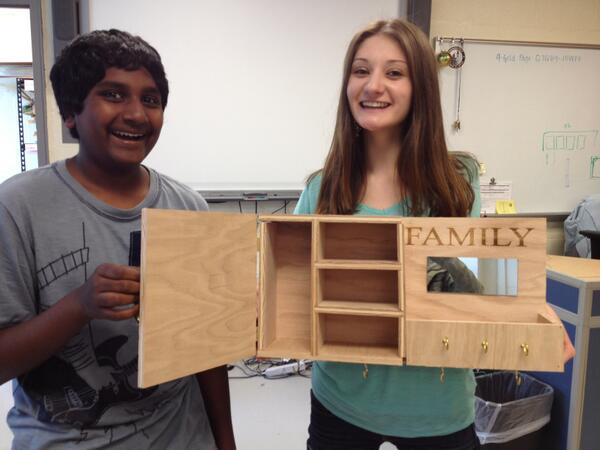 _HouseHub's tweet image. Karth and Rachel are proud to present the first StoreIt Wall Organizer! #dasdstem